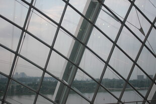 透过格栅看远景风景