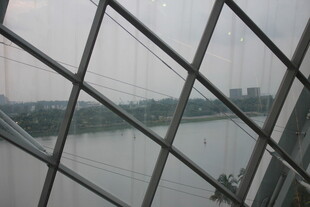 透过窗棂看城市水域风光