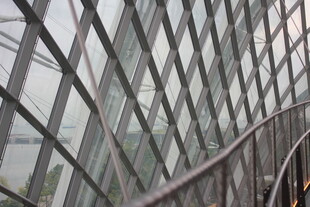 现代玻璃建筑内部景观