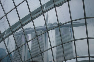 现代玻璃建筑外观特写