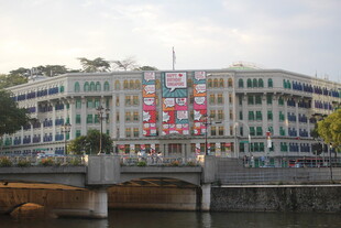 河畔多层建筑景观