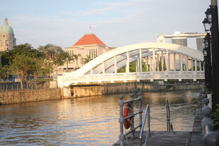 河畔白色拱桥风景如画