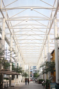 现代拱形钢结构长廊