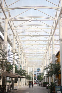 现代风格的通透室内步行街