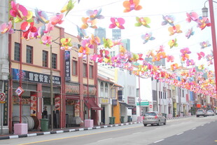 街道上空悬挂多彩装饰