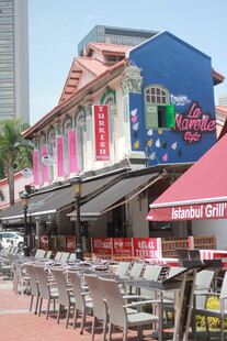 色彩缤纷的街边餐饮区