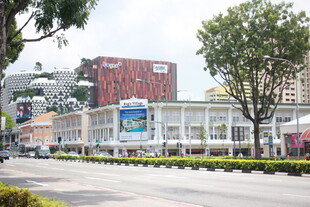 城市街道旁的现代建筑景观