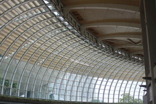 现代弧形玻璃建筑内部