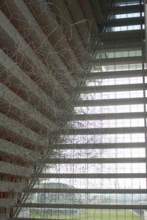 木质百叶窗下的光影景致