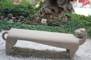 猫形石凳置于绿植旁