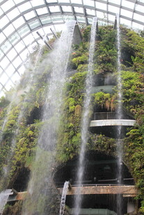 室内壮观垂直瀑布景观