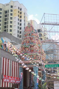 城市街头的多彩装饰景观