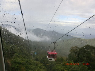 云雾中穿梭的山间缆车