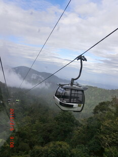 山间缆车穿梭于云雾之中