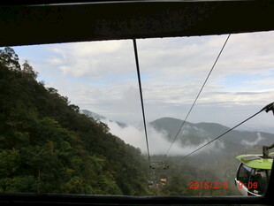 缆车穿梭于青山云雾间