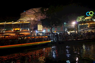 夜晚河畔的璀璨风光