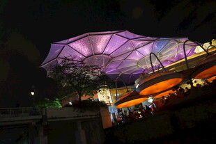 夜晚绚丽灯光下的特色建筑