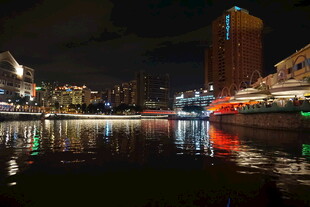 城市夜景河畔绚丽倒影