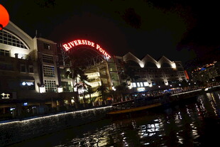 夜晚璀璨的摩天轮城市景观