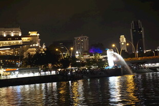 城市河畔璀璨夜景
