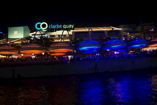 夜晚河畔绚丽灯光建筑