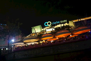 夜晚河畔璀璨的建筑景观