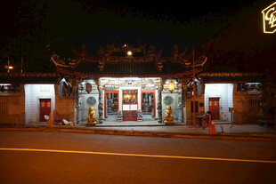 夜晚古雅门楼灯火景象