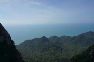 山巅远眺碧海青山美景