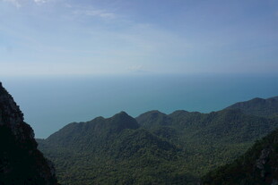 山峦与海的壮阔景致