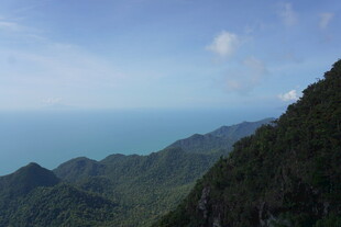 山巅远眺碧海蓝天美景