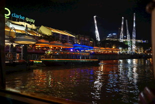 河畔夜景 璀璨灯光映水波