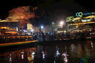 雨夜街头灯光下的城市景象