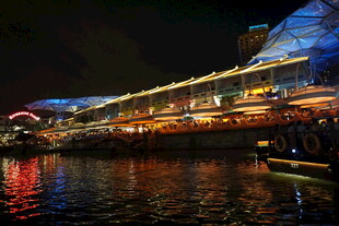 河畔璀璨夜景游船灯火