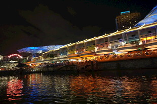 河畔璀璨夜景灯光秀