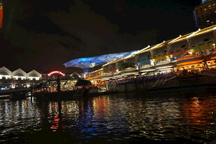 河畔夜景 璀璨灯火映水波