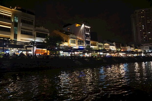 河畔夜景 璀璨灯火映水波