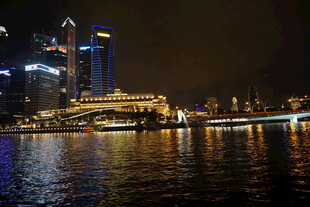 城市夜景河畔璀璨灯光