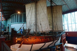 室内展示的古老木质帆船