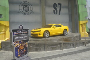 黄色跑车展示于展台上