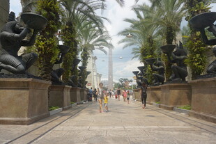 漫步于雕像林立的林荫道