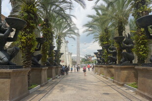 林荫雕塑步道 静谧好风光