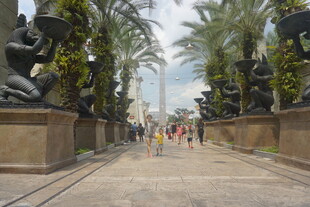 林荫雕塑步道 行人漫步处