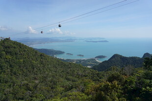 高山缆车俯瞰碧海青山