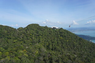青山蓝天间的自然美景