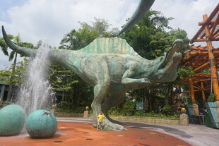 公园中的喷水三角龙雕塑
