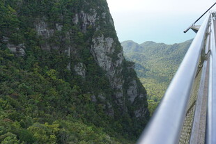 悬崖边观景台俯瞰山景