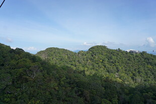 翠绿山峦 蓝天相伴
