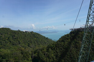 山间缆车俯瞰碧海绿树