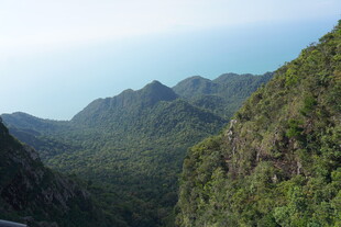 青山翠谷间的壮美风光