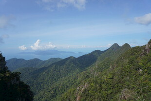 山峦叠翠的壮美自然景观
